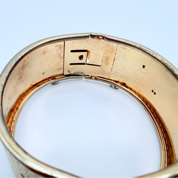 Vintage Gold Tone Wide Cuff Bracelet Textured Hinged Bangle Safety Chain - Picture 9 of 15